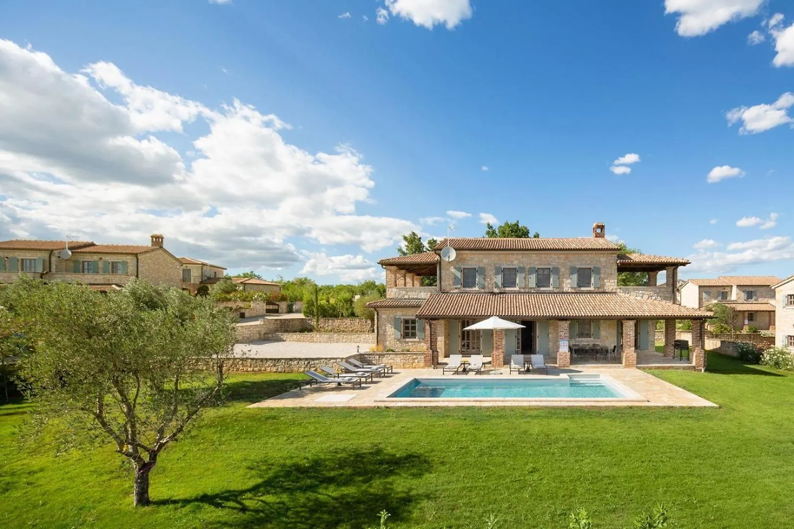 Rustic Villa Rubus & Sylbum With A Pool