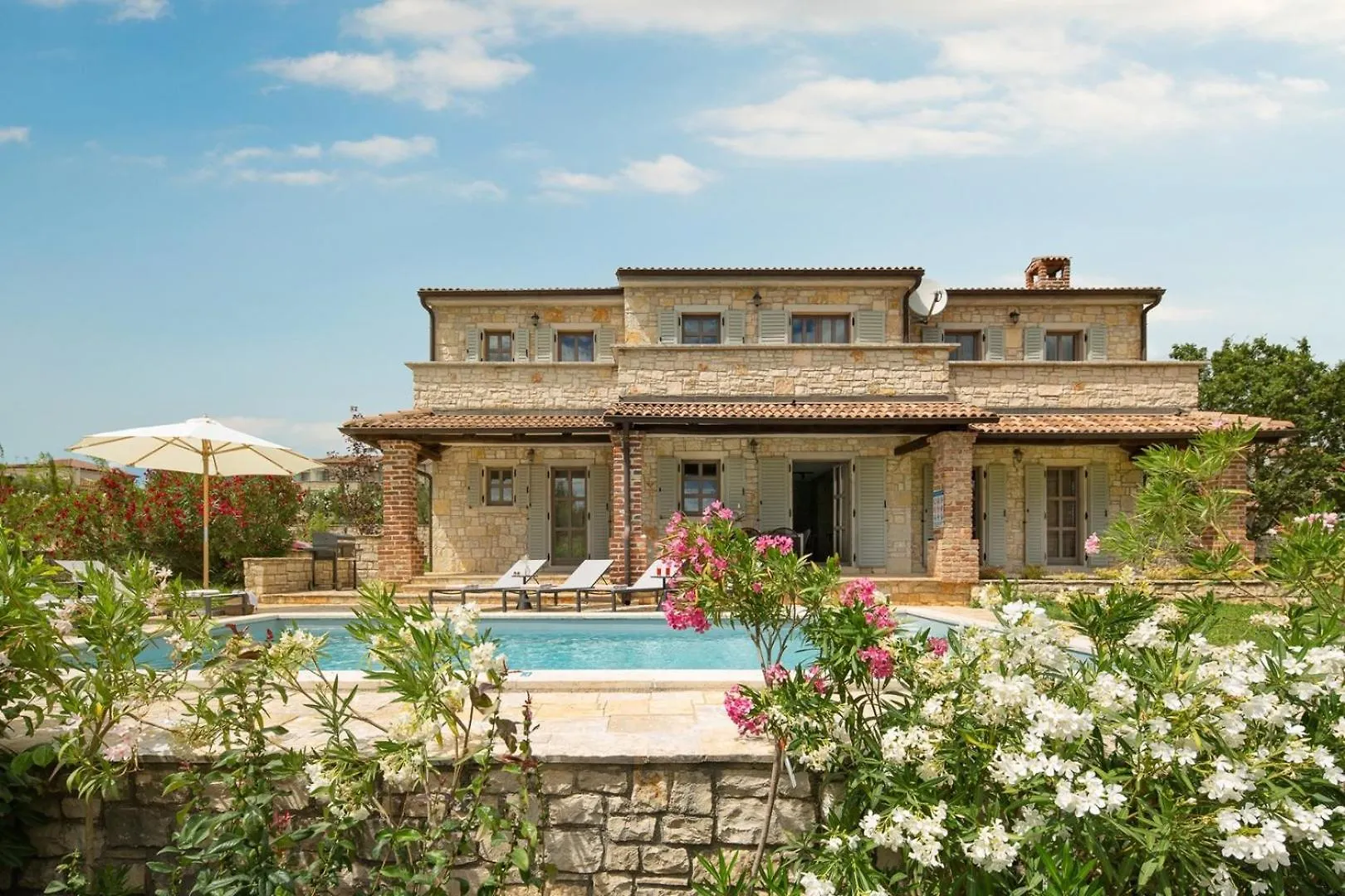 Rustic Villa Rubus & Sylbum With A Pool